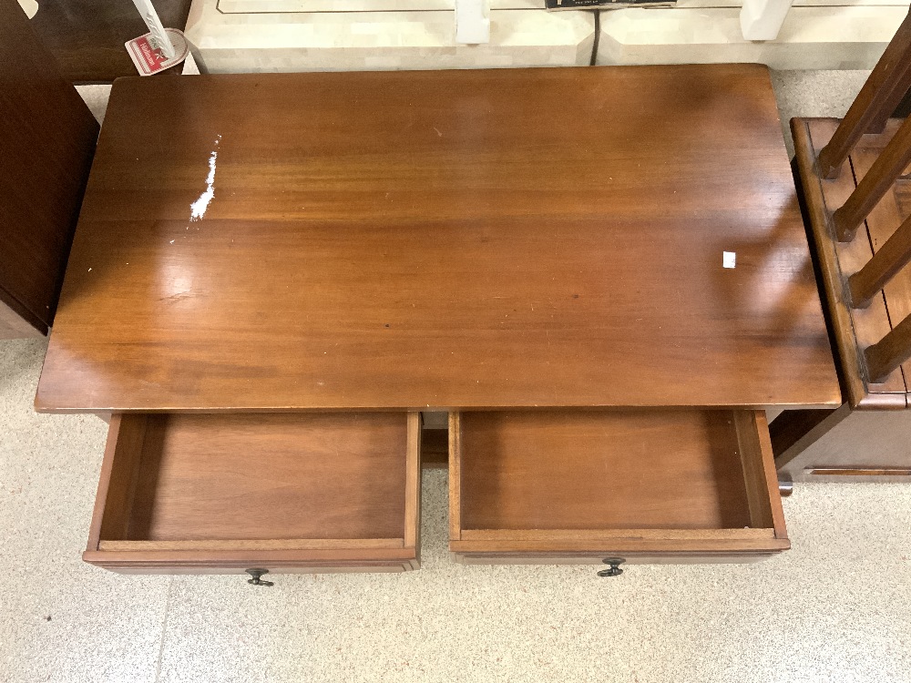 MODERN MAHOGANY TWO DRAWER COFFEE TABLE WITH UNDER STORAGE 110 X 60CM - Image 2 of 3