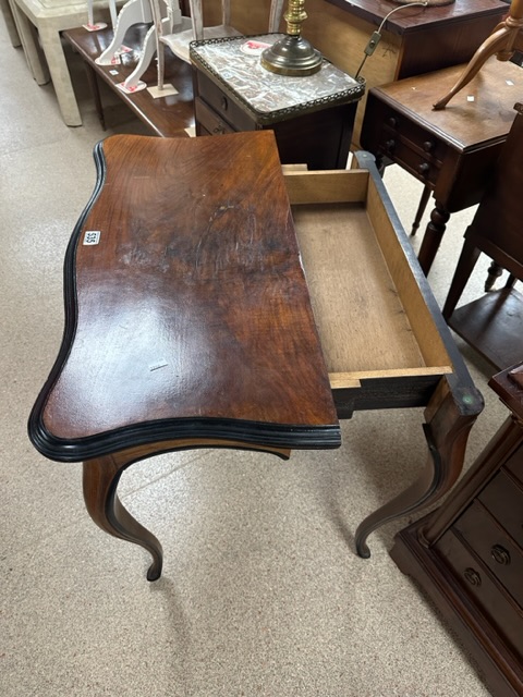 ROSEWOOD FRENCH STYLE CARD TABLE ON CABRIOLE LEGS WITH RED BAIZE AND GILDED BORDER - Image 4 of 5