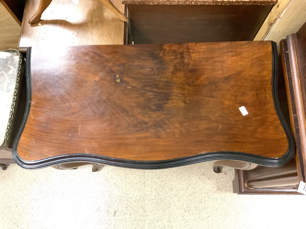 ROSEWOOD FRENCH STYLE CARD TABLE ON CABRIOLE LEGS WITH RED BAIZE AND GILDED BORDER - Image 5 of 5