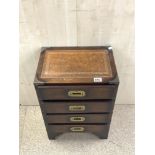 REPRODUCTION MILITARY STYLE BRASS BOUND LEATHER TOP 4 DRAWER CHEST OF DRAWERS, 42 X 30 X 60CM