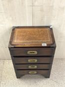 REPRODUCTION MILITARY STYLE BRASS BOUND LEATHER TOP 4 DRAWER CHEST OF DRAWERS, 42 X 30 X 60CM