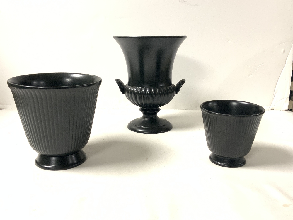 WEDGWOOD BLACK CERAMIC URN SHAPE 2 HANDLE VASE; 17 CM AND 2 SMALLER VASES. - Image 2 of 4