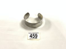 A HEAVY 925 SILVER BANGLE, (STAMPED TIFFANY), 102 GRAMS.