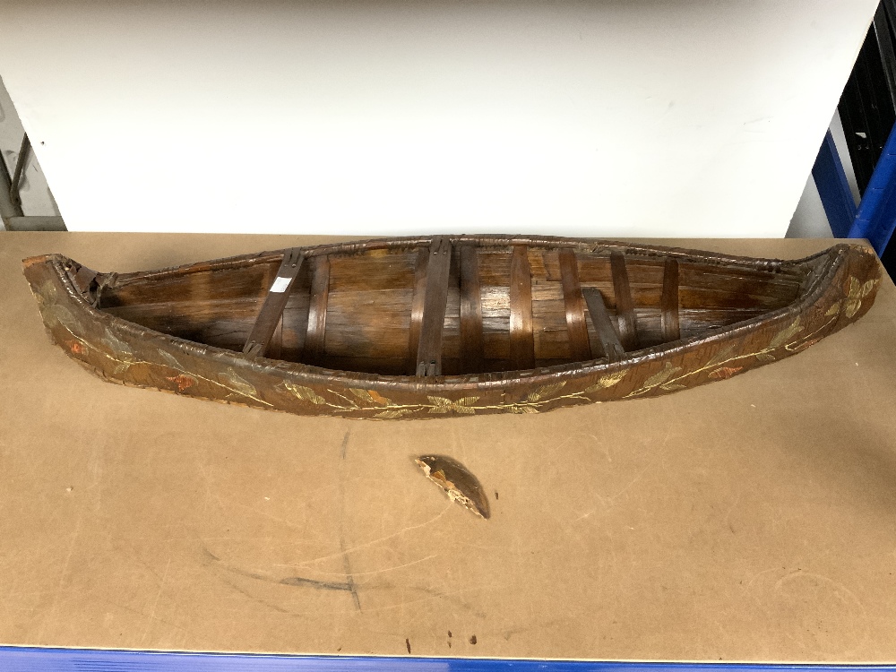 A 20TH-CENTURY HAND-BUILT NATIVE AMERICAN MODEL CANOE, 88 CM. - Image 4 of 5