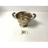 HALLMARKED SILVER TROPHY CUP WITH SCROLL LION HANDLES DATED 1908 BY WAKELY & WHEELER;10CM; 178