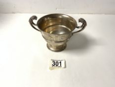 HALLMARKED SILVER TROPHY CUP WITH SCROLL LION HANDLES DATED 1908 BY WAKELY & WHEELER;10CM; 178