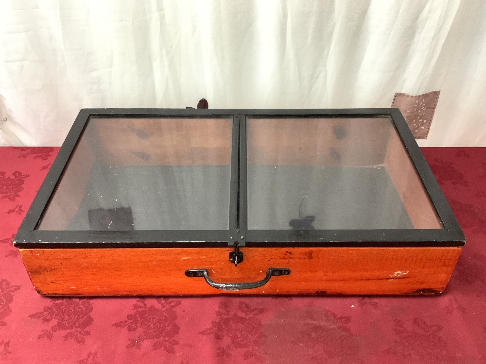 VINTAGE WOODEN AND PERSPEX TABLE TOP DISPLAY CABINET 40 X 72 WITH TWO OTHER SMALL DISPLAY BOXES - Image 3 of 4