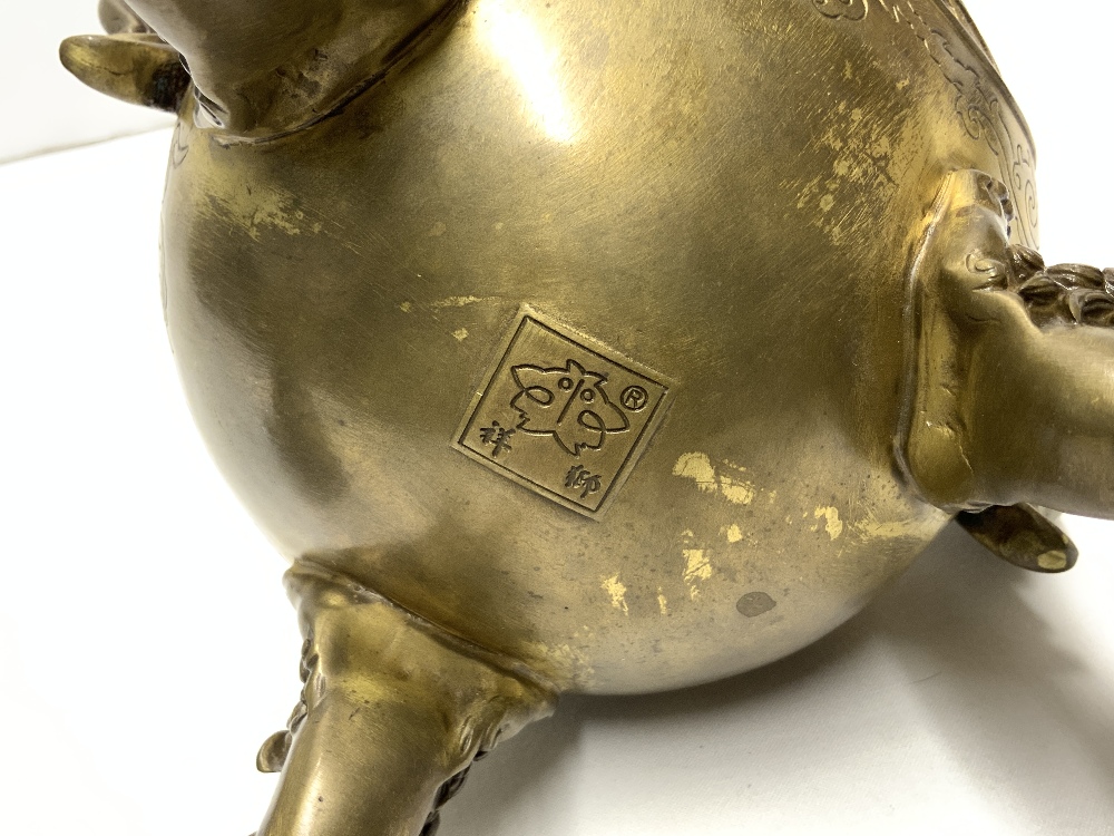 A 19TH-CENTURY CHINESE BRONZE GLOBULAR SHAPED KORO WITH CAST BIRD HANDLES AND FINIAL COVER ON - Image 5 of 5