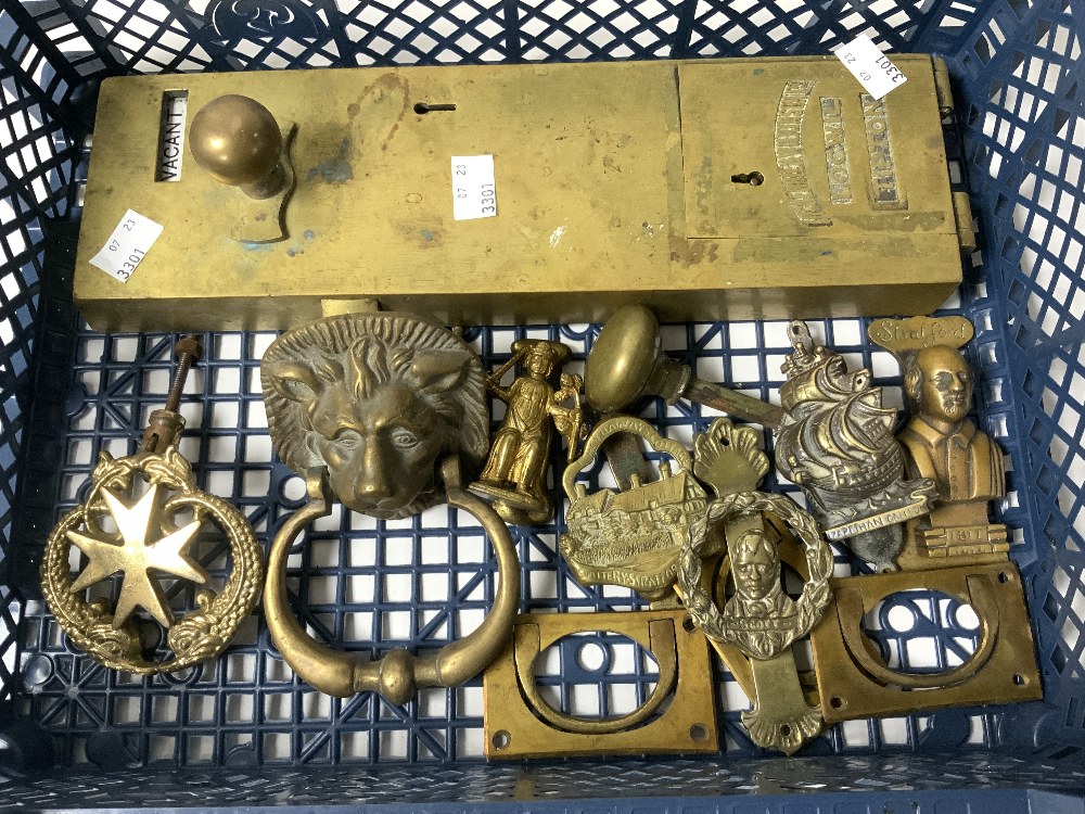 VINTAGE BRASS TOILET LOCK, BY LOCKERBIE & WILKINSON TIPTON AND BRASS DOOR KNOCKERS AND HANDLES. - Image 2 of 4