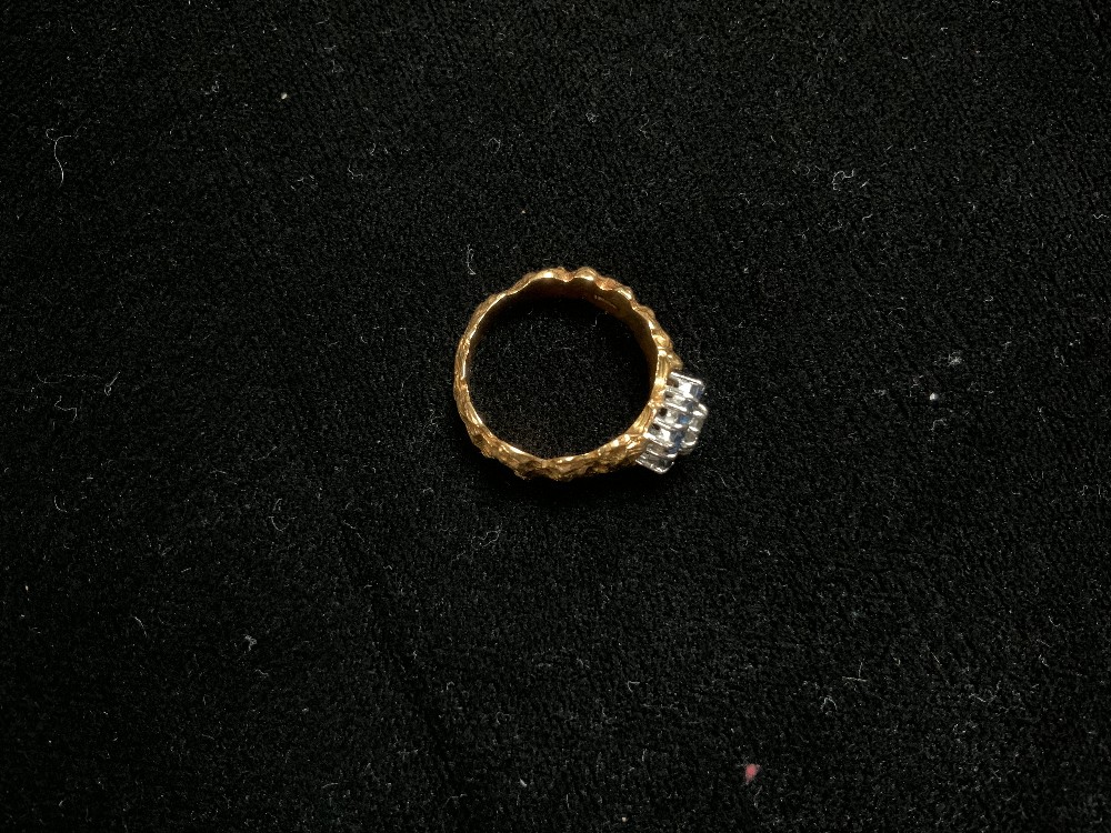 MARKS RUBBED GOLD RING WITH SINGLE DIAMOND SURROUNDED WITH SAPPHIRES SET IN PLATINUM; SIZEO; 7 - Image 3 of 5