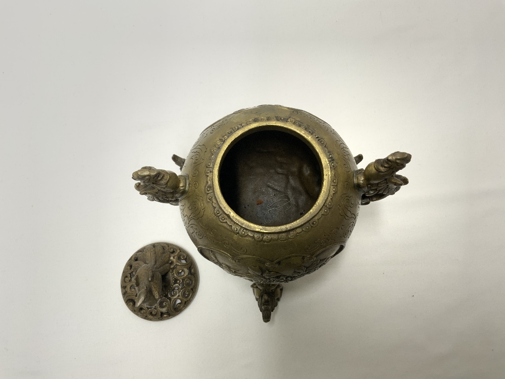 A 19TH-CENTURY CHINESE BRONZE GLOBULAR SHAPED KORO WITH CAST BIRD HANDLES AND FINIAL COVER ON - Image 3 of 5