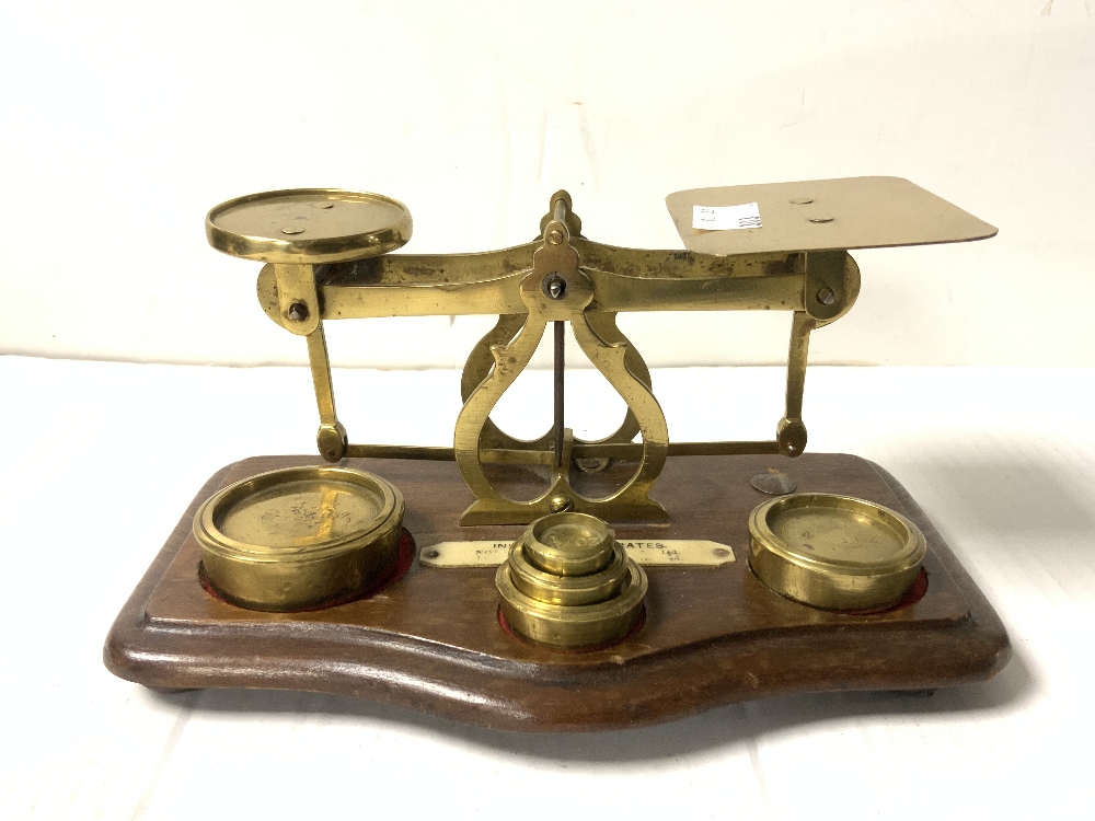 SET OF BRASS POSTAL SCALES WITH 6 WEIGHTS. 20 CM. - Image 2 of 4