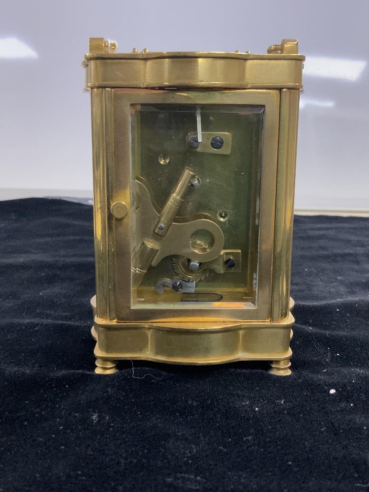 BRASS CARRIAGE CLOCK OF SHAPED OUTLINE WITH WHITE ENAMEL DIAL; W/O; WITH KEY; 12CM - Image 3 of 5