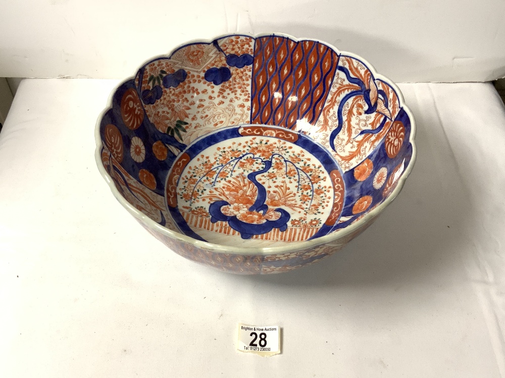 LARGE IMARI CIRCULAR PORCELAIN PUNCH BOWL DECORATED WITH EXOTIC BIRDS AND FLOWERS, 31 CMS DIAMETER.