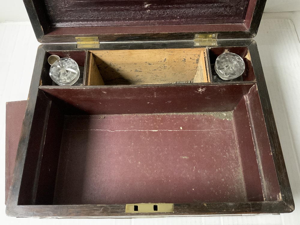 VICTORIAN ROSEWOOD AND MOTHER O PEARL INLAID ROSEWOOD VANITY/WRITING BOX. - Image 4 of 5