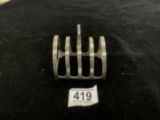 HALLMARKED SILVER FOUR DIVISION TOAST RACK BY MAPPIN AND WEBB; 84 GRAMS.