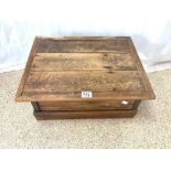 A SMALL RECTANGULAR PINE TOOL BOX, 51X40X22 CMS.