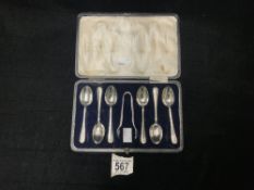 A SET OF SIX HALLMARKED SILVER TEA SPOONS, SHEFFIELD 1922 AND A PAIR OF NON MATCING SILVER SUGAR