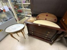 A REPRODUCTION FRENCH EMPIRE STYLE 4 DRAWER CHEST, 92X76 CMS, FRENCH OVAL MARBLE TOP TABLE, AND A