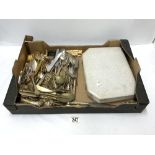 VINERS MOSAIC PATTERN STAINLESS STEEL 6 SETTING CANTEEN AND A QUANTITY OF LOOSE PLATED CUTLERY.