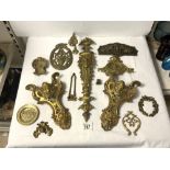 CAST ORMULO AND BRASS WALL MOUNTS AND FURNITURE FITTINGS OF CLASSICAL DESIGNS.