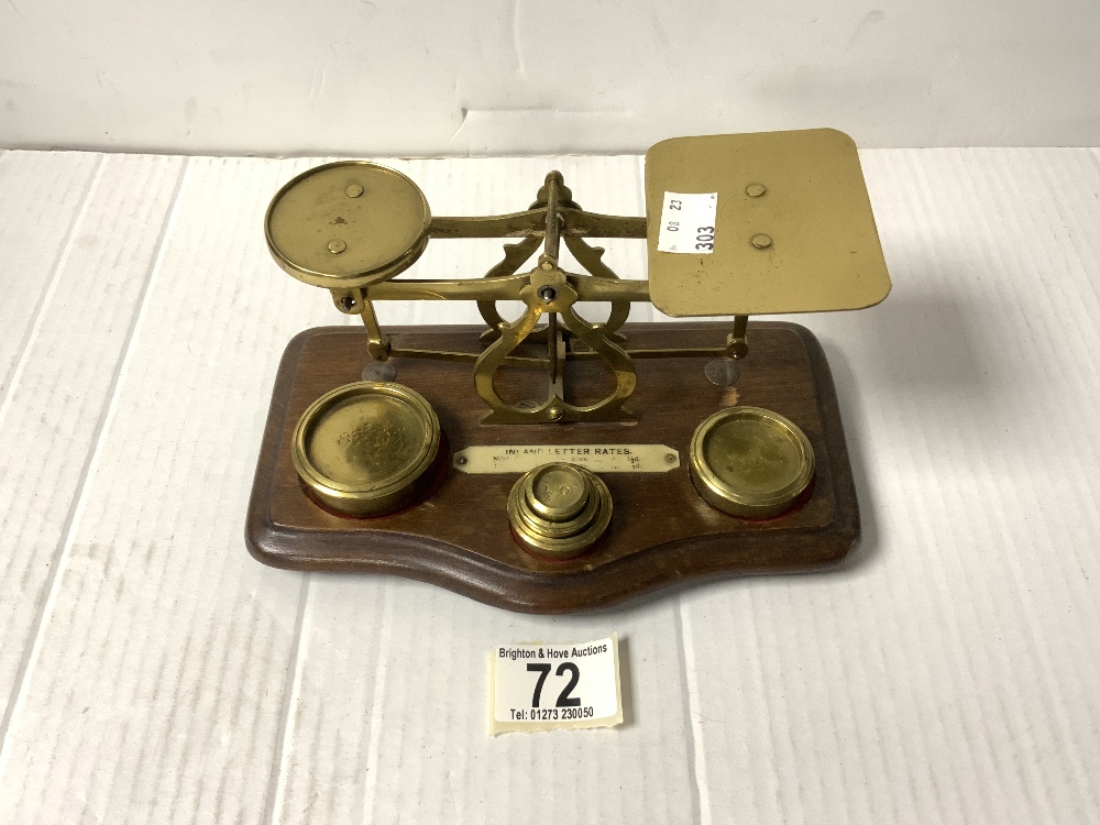 SET OF BRASS POSTAL SCALES WITH 6 WEIGHTS. 20 CM.