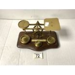 SET OF BRASS POSTAL SCALES WITH 6 WEIGHTS. 20 CM.