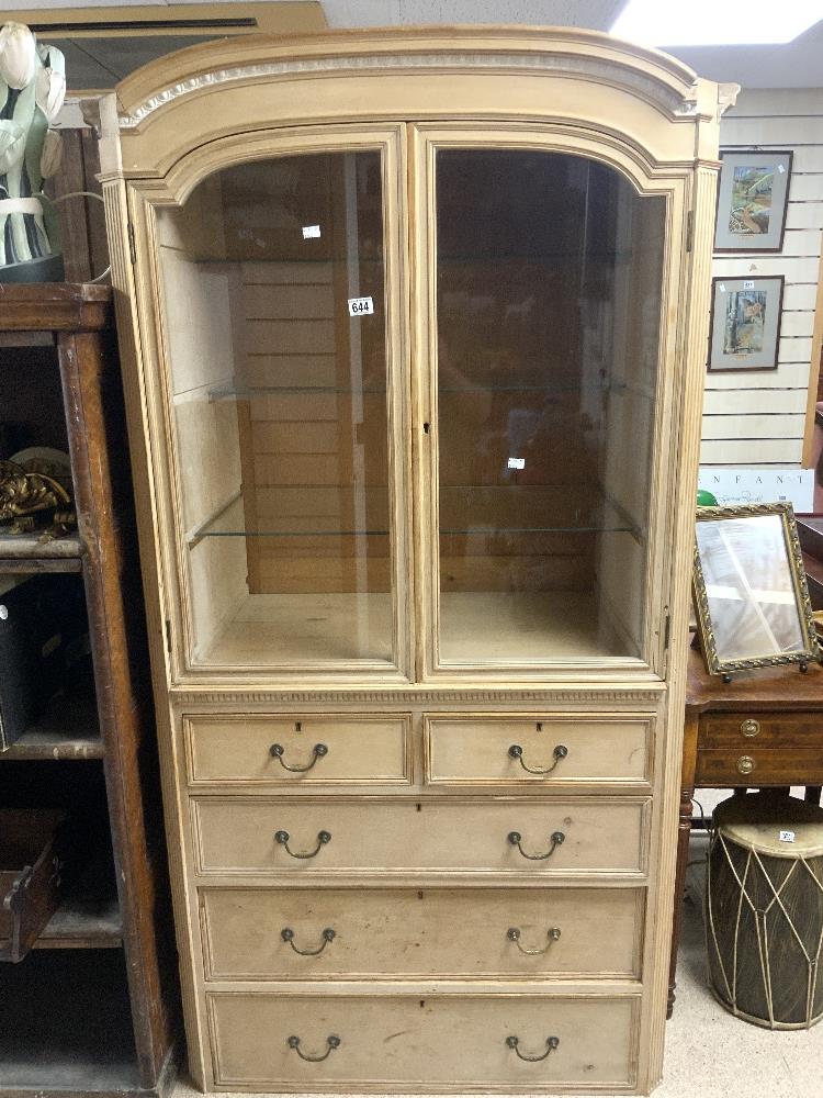 A GLAZED PINE 5 DRAWER CABINET WITH ARCHED PEDIMENT TOP; 96X50X190 CMS.