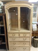A GLAZED PINE 5 DRAWER CABINET WITH ARCHED PEDIMENT TOP; 96X50X190 CMS.