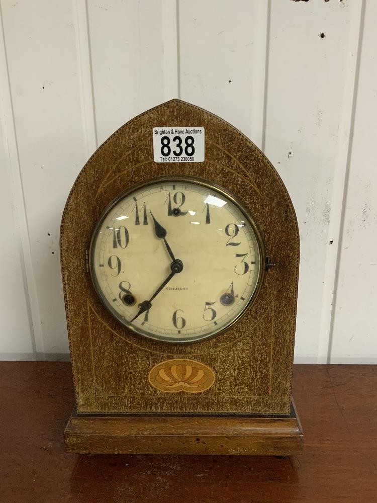 AN EARLY 20TH-CENTURY DOME MANTEL CLOCK BY GILBERT USA WITH PENDULUM AND KEY 32CM