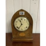 AN EARLY 20TH-CENTURY DOME MANTEL CLOCK BY GILBERT USA WITH PENDULUM AND KEY 32CM