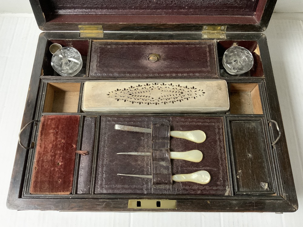 VICTORIAN ROSEWOOD AND MOTHER O PEARL INLAID ROSEWOOD VANITY/WRITING BOX. - Image 3 of 5