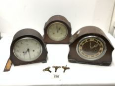 THREE 1930s OAK AND MAHOGANY MANTLE CLOCKS.