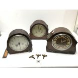 THREE 1930s OAK AND MAHOGANY MANTLE CLOCKS.