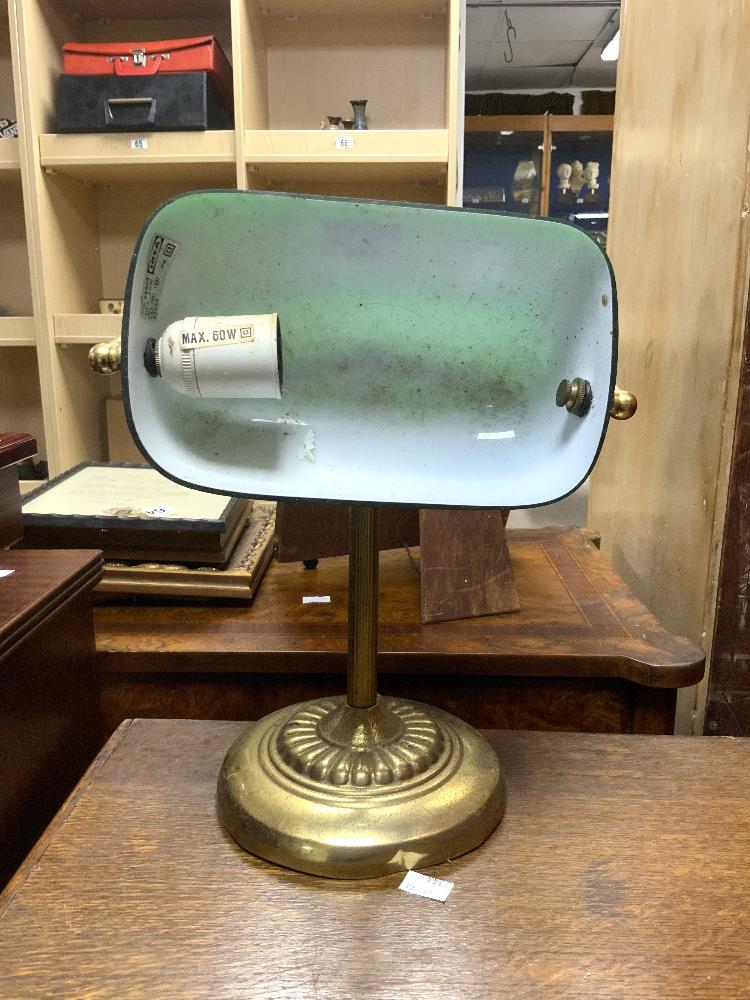A BRASS AND GREEN GLASS SHADE DESK LAMP. - Image 2 of 3