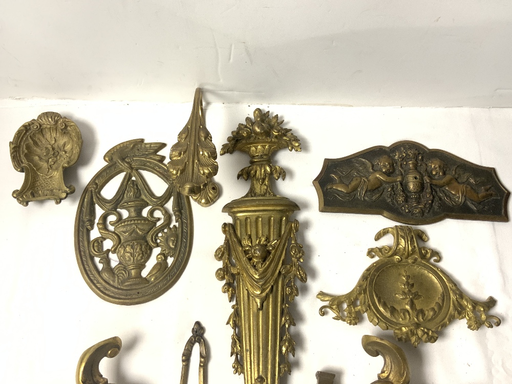 CAST ORMULO AND BRASS WALL MOUNTS AND FURNITURE FITTINGS OF CLASSICAL DESIGNS. - Image 2 of 5