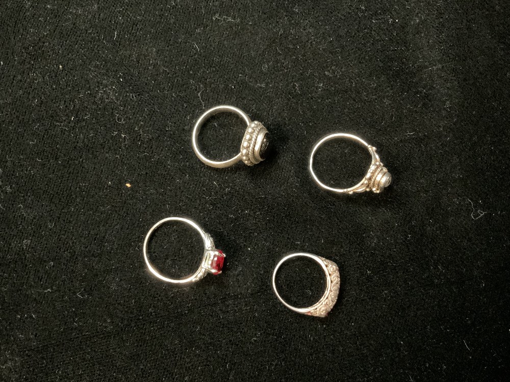 FOUR SILVER DRESS RINGS. - Image 3 of 5