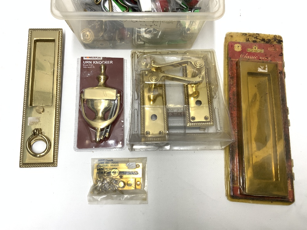 A QUANTITY OF BRASS DOOR FURNITURE - VARIOUS. - Image 3 of 3