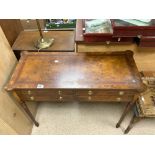 AN INLAID FAUX ROSEWOOD FOUR DRAWER REGENCY DESIGN TABLE ON REEDED LEGS; 94X43X76 CMS.