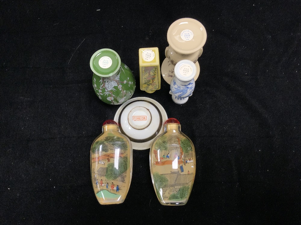 TWO CHINESE GLASS SNUFF BOTTLES, 2 CLOISONNE BALLS IN BOX AND 4 SMALL MODERN CHINESE VASES AND - Image 5 of 5