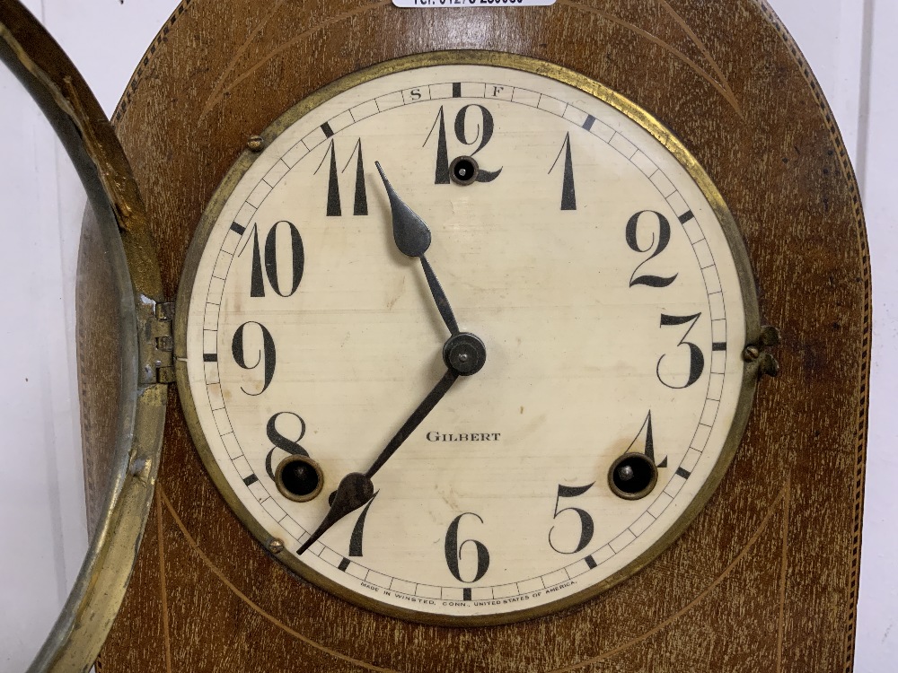 AN EARLY 20TH-CENTURY DOME MANTEL CLOCK BY GILBERT USA WITH PENDULUM AND KEY 32CM - Image 2 of 4