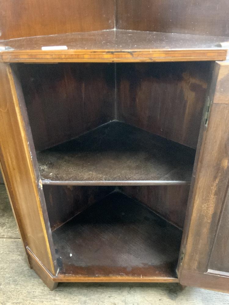 SMALL EDWARDIAN MARQUETRY INLAID MAHOGANY HANGING CORNER CABINET; 40X75 CMS. - Image 2 of 3