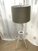 A 1950s STYLE WHITE WOOD LAMP STAND ON TRIPOD SUPPORT.