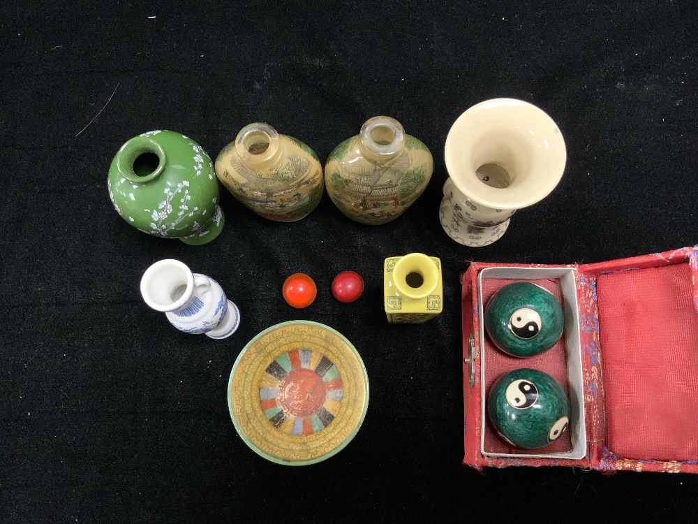 TWO CHINESE GLASS SNUFF BOTTLES, 2 CLOISONNE BALLS IN BOX AND 4 SMALL MODERN CHINESE VASES AND - Image 2 of 5