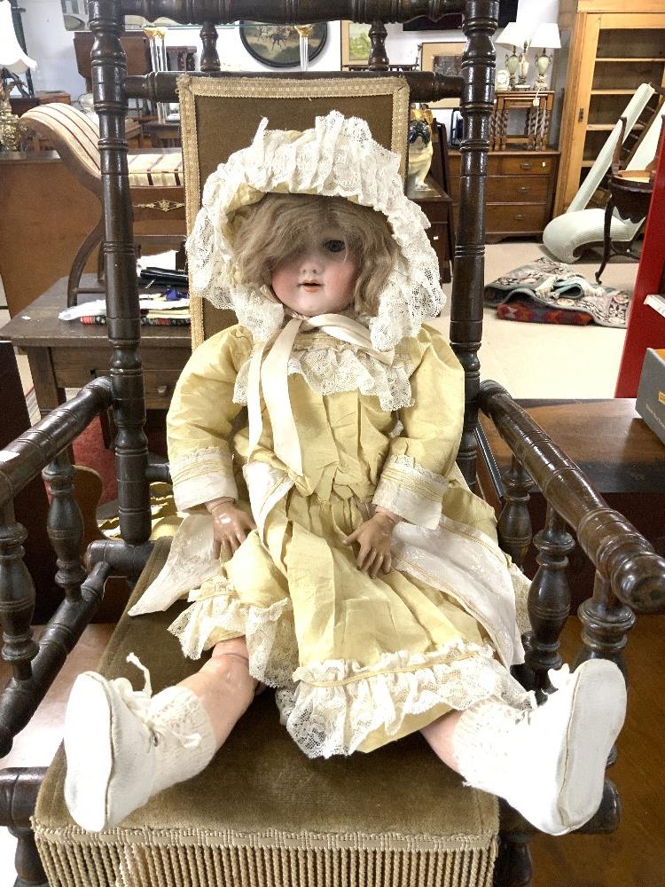 A CHILDS ANTIQUE AMERICAN ROCKING CHAIR WITH A BISQUE HEADED ARMAND MARSEILLE DOLL. - Image 2 of 4