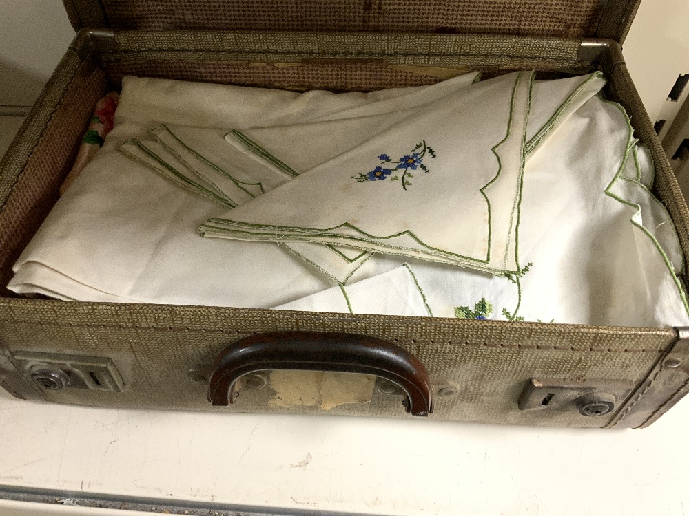 SUITCASE CONTAINING CROCODILE SKIN HANDBAG, 2 EMBROIDERED EVENING BAGS, FABRIC DOLLS, EMBROIDERED - Image 4 of 6