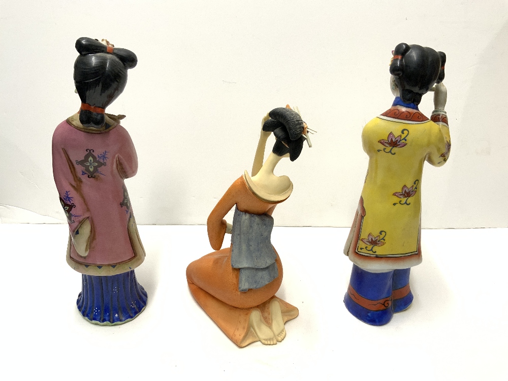 A PAIR OF CHINESE PORCELAIN FIGURES OF GIRLS; 35 CMS AND A LEONARDO COLLECTION FIGURE OF A GEISHA. - Image 3 of 4