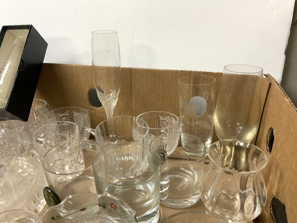 CAITHNESS ENGRAVED GLASS VASE AND A QUANTITY OF CUT AND OTHER TABLE GLASSWARE. - Image 4 of 6
