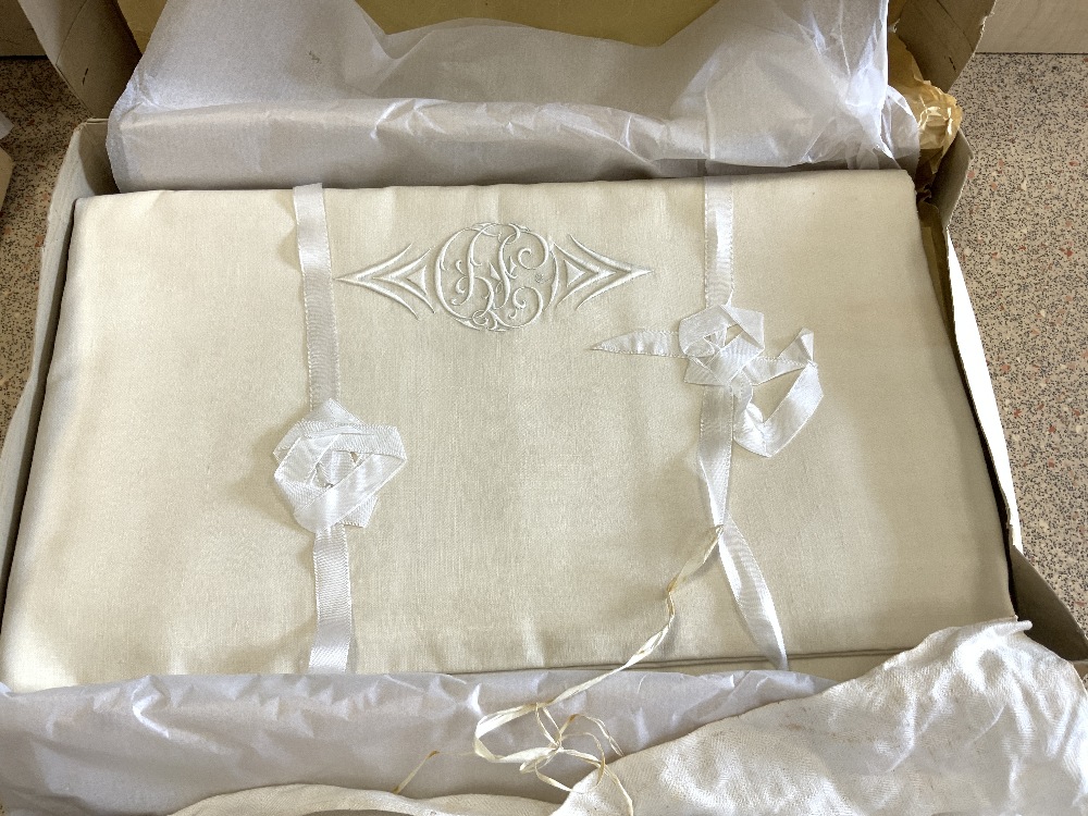 QUANTITY OF FRENCH LINEN; INCLUDES EMBROIDERED TABLE CLOTHS AND PLACE MATS. - Image 4 of 6