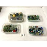 A QUANTITY OF VINTAGE GLASS MARBLES.